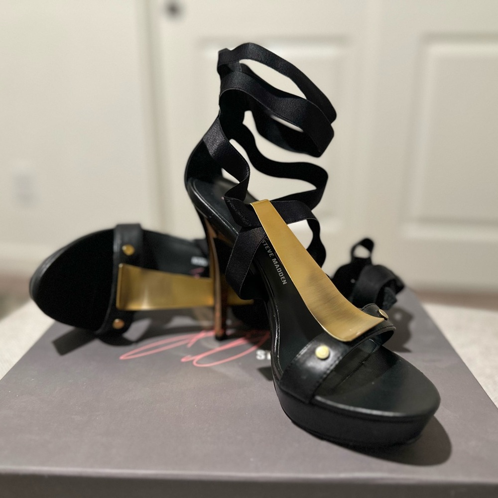 Steve Madden Size 6 Style Keyshia Cole with ankle bands.